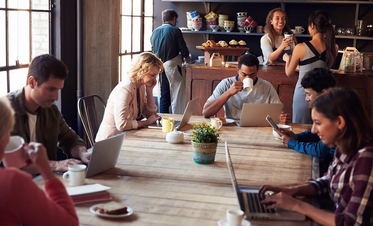 Starters en ondernemers die zelfstandig werken in een café. Bij Entry helpen wij ondernemers met administratie, belastingen en bedrijfsadvies. Eén partner voor structuur en groei.